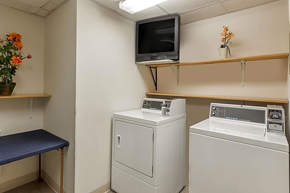 Super 8 by Wyndham Germantown/Milwaukee