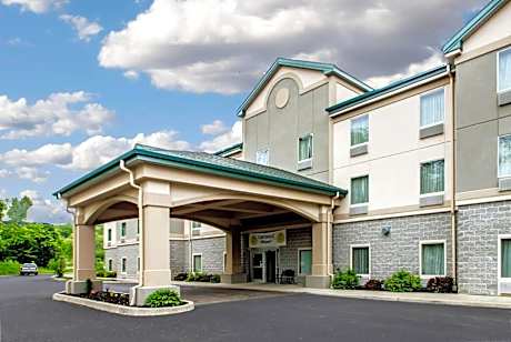 Quality Inn & Suites Fishkill South near I-84