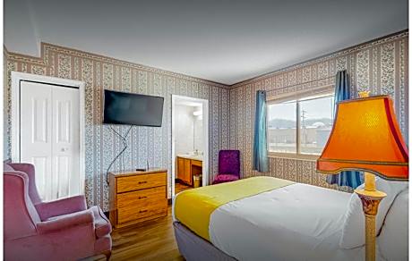 Two-Bedroom Apartment with Mountain View