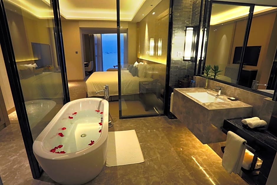 Photo 1 of 11 of Deluxe 1 King Bed, Sea View