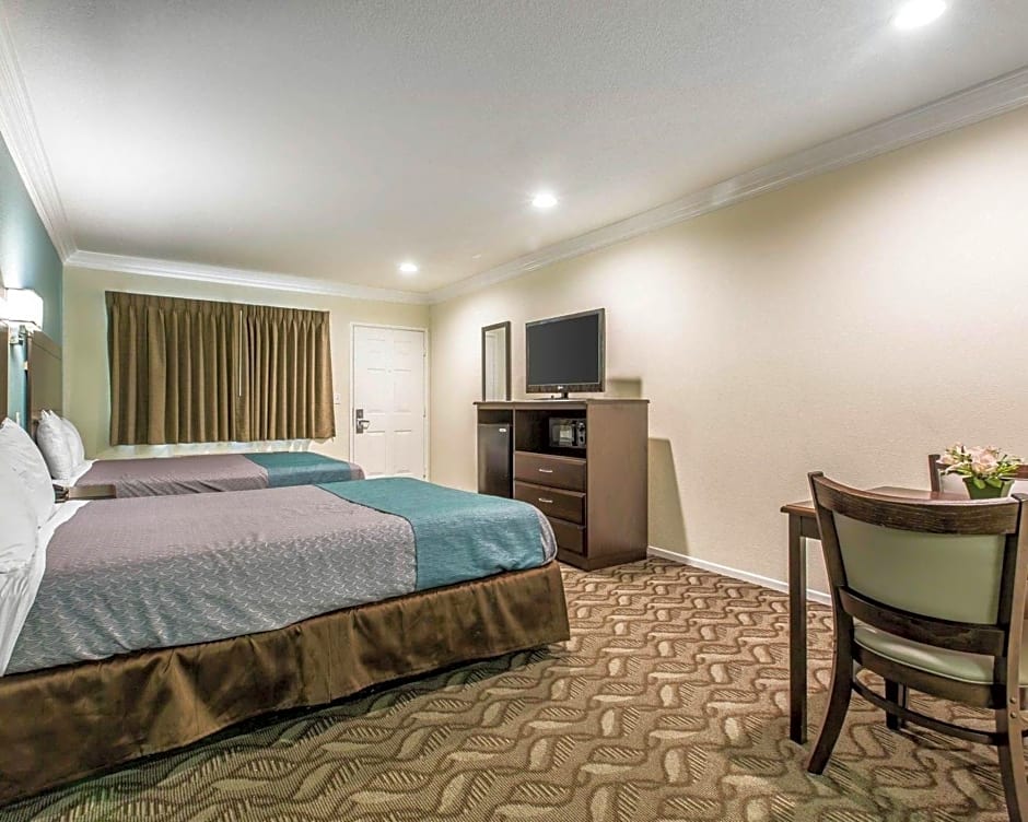 Rodeway Inn & Suites