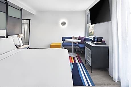 King Room with Adapted Tub - Mobility and Hearing Accessible