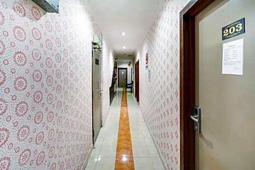 OYO 44058 Motel Sre Bayam