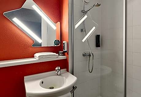 Standard Quadruple Room with Bathtub