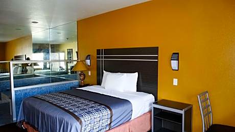 1 KING BED | SUITE, NSMK, HOT TUB, MICFRIDGE