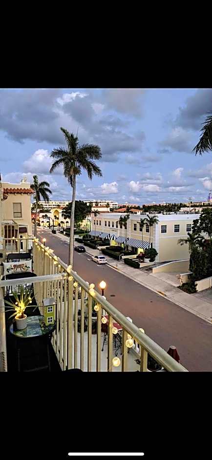 Palm Beach Hotel with Juliette Balconies! 2 blocks from beach! Historic Landmark