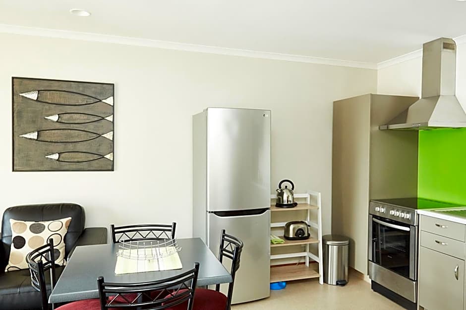 Admiral Court Motel & Apartments