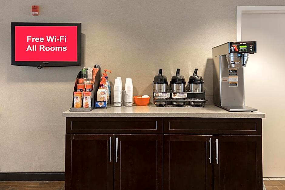 Red Roof Inn PLUS+ Long Island - Garden City