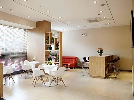 7 Days Inn Zhongshan Ancient Town Light Railway Station Lighting Market