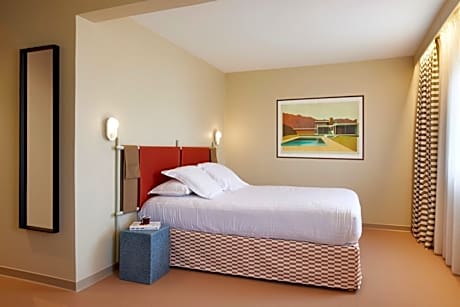 Prestige Quadruple Room ( 1 queen bed & 2 single beds)