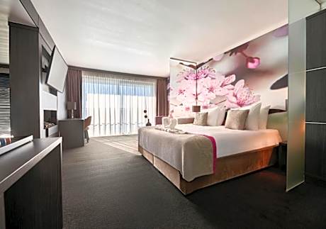 Deluxe Queen Suite