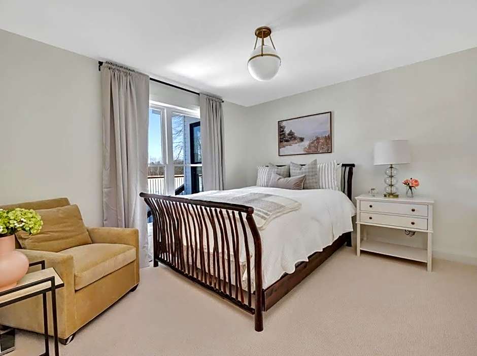 Gorgeous private retreat with hot tub