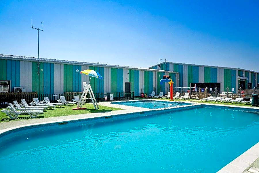 Bright Family Caravan with Deck & BBQ at Seawick Holiday Park, Clacton