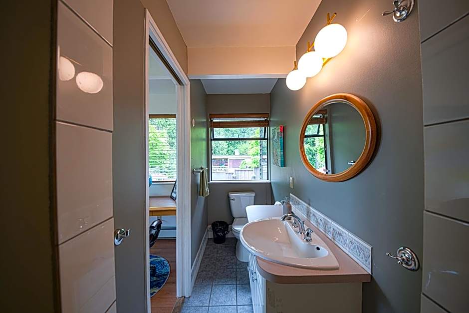 Seymour Private Bedroom, Ensuite Bathroom with Shared Pool, Hot Tub with Views