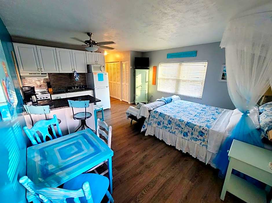 Searenity, Waterside studio in the heart of Treasure Island, walk to beach