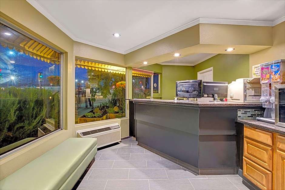 Super 8 by Wyndham Santa Cruz Beach Boardwalk