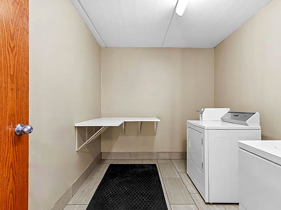 Super 8 by Wyndham Sturtevant Racine