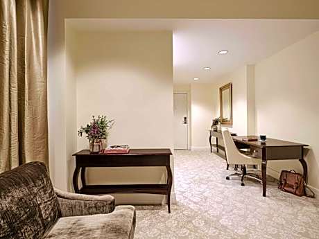 Fuller Suite King + 2 Nightly Cocktails