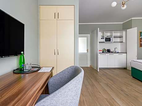 Extra Large Studio with Kitchenette and Bathtub