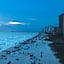 COUPLES GETAWAY, HONEYMOON SWEET, Perfectly Cozy Beach Front Condo with kitchen, pool, free parking,CHECK-IN AT DOOR