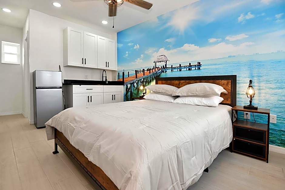 Studio Suite Queen Bed Kitchen Walk In Shower #5