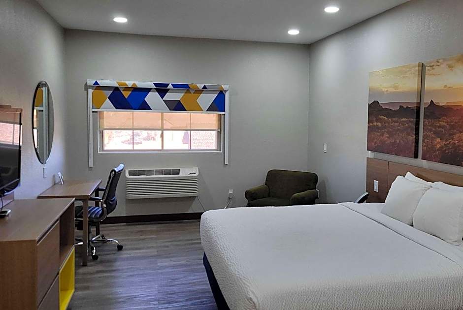 Photo 1 of 5 of 1 King Bed, Mobility Accessible, Roll in Shower