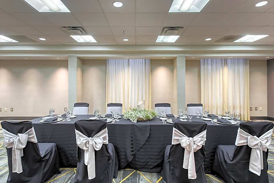 Holiday Inn & Suites Atlanta Airport North By IHG
