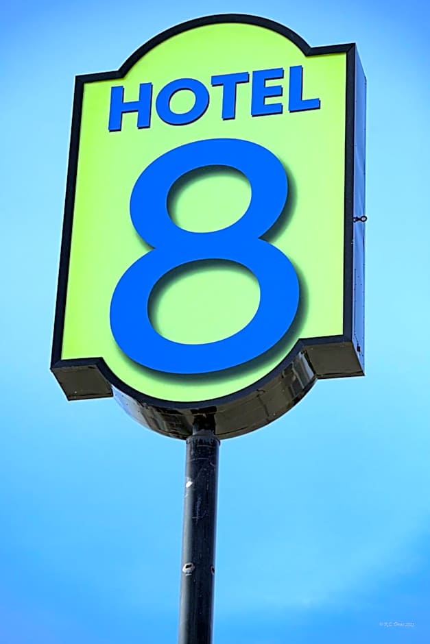 Hotel 8