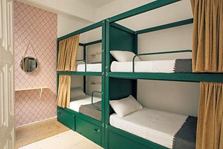 Bed in Deluxe 8-Bed Mixed Dormitory Room