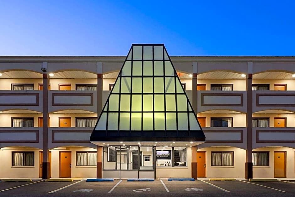 Travelodge by Wyndham Manhasset