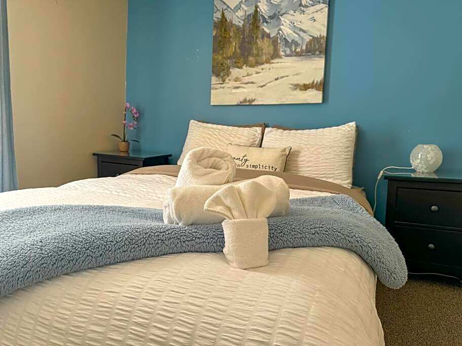 Lake retreat 5BR with SPA, watercraft and kids playground