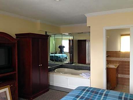 Queen Room with Spa Bath
