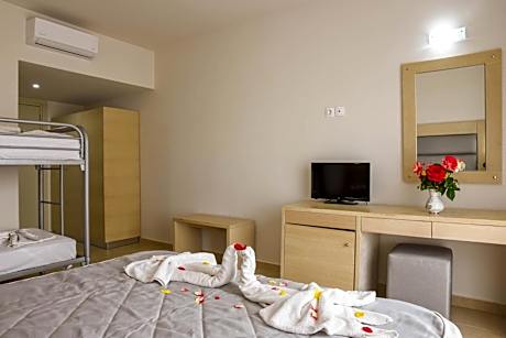 Family Room (2 Adults + 2 Children)