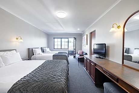 Deluxe Queen and Two King Singles with Spa and Balcony