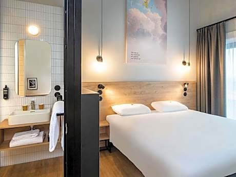 Standard Room with 1 double bed and 1 single bed