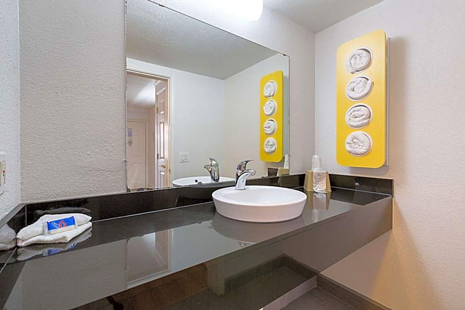 Motel 6 Dallas Market Center