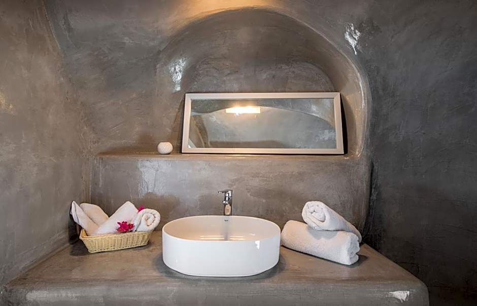 AQUA SERENITY LUXURY SUITES SANTORINI