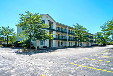 HomeTowne Studios by Red Roof Chicago - Waukegan