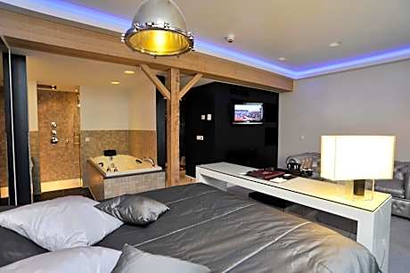 Superior Theme Suite - 1 King Bed 1 Sofa Bed