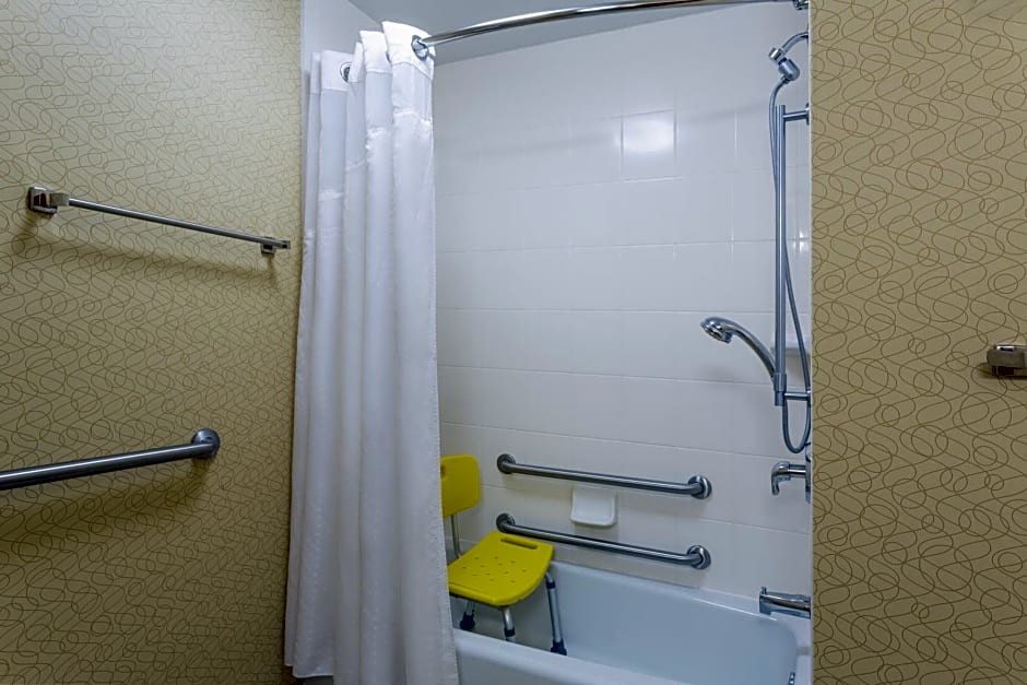 Holiday Inn Express Tower Center New Brunswick By IHG