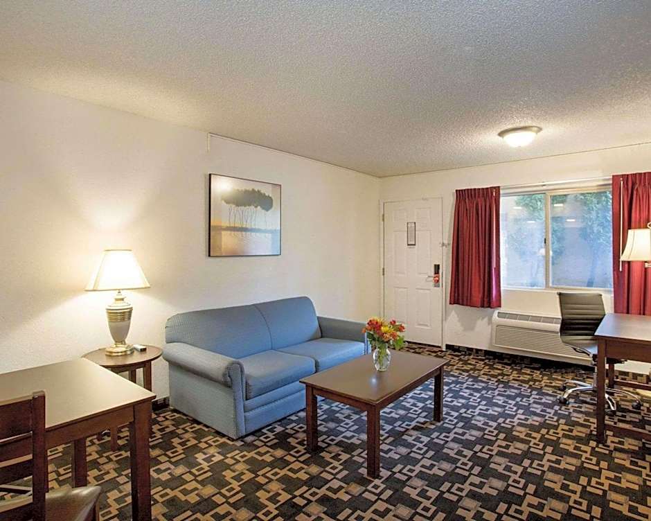 MorningGlory Inn & Suites