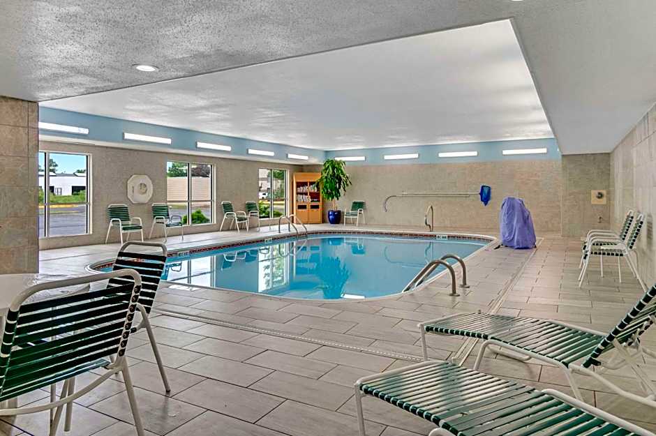 Country Inn & Suites by Radisson, Grand Rapids Airport, MI