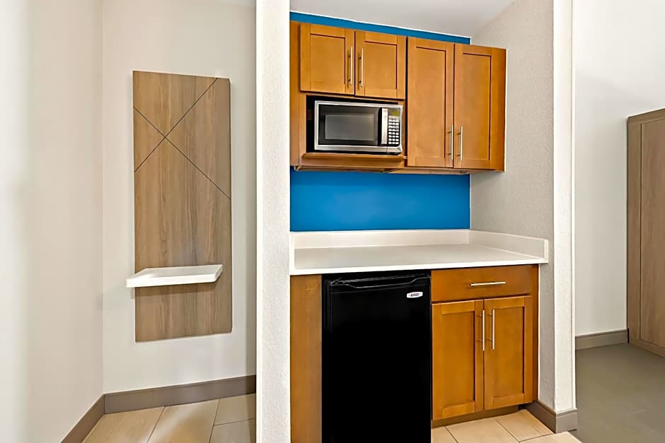 Holiday Inn Express & Suites Raleigh NE - Medical Ctr Area By IHG