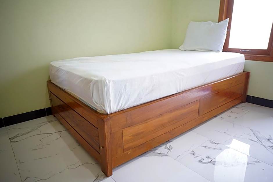 OYO Life 93382 Gajayana Kost Female Only Syariah