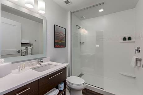 King Studio with Sofa Bed and Adapted Tub - Mobility and Hearing Accessible