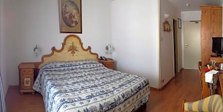Double or Twin Room with Mountain View