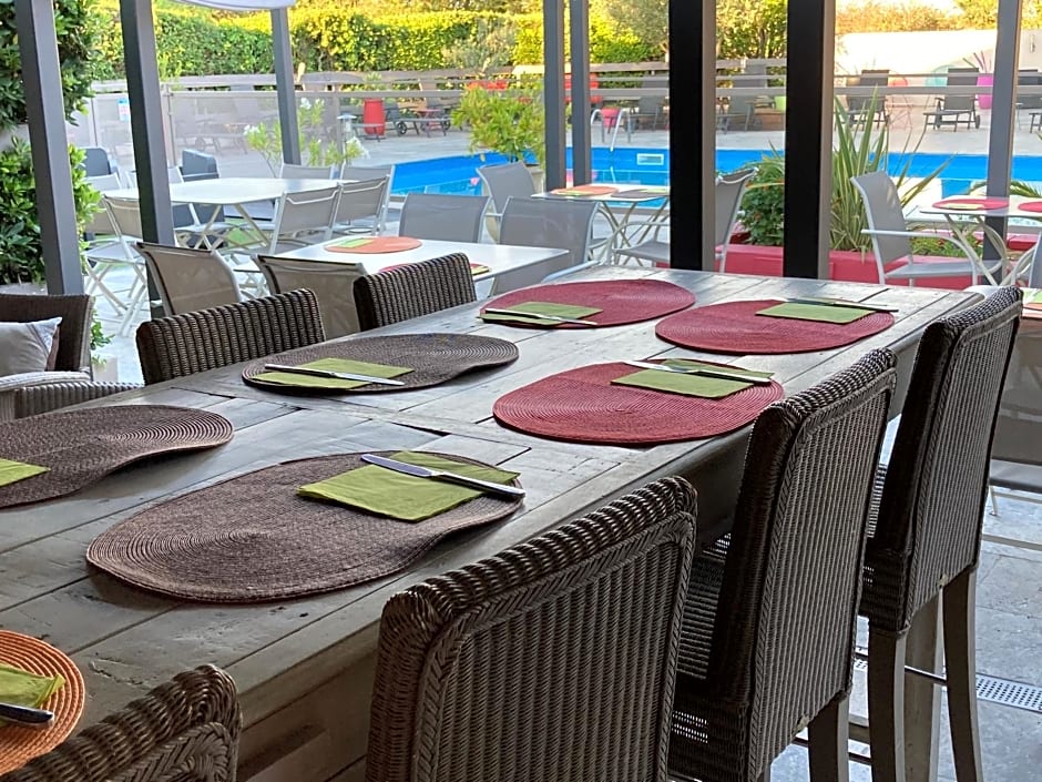 Les Aubuns Country Hotel