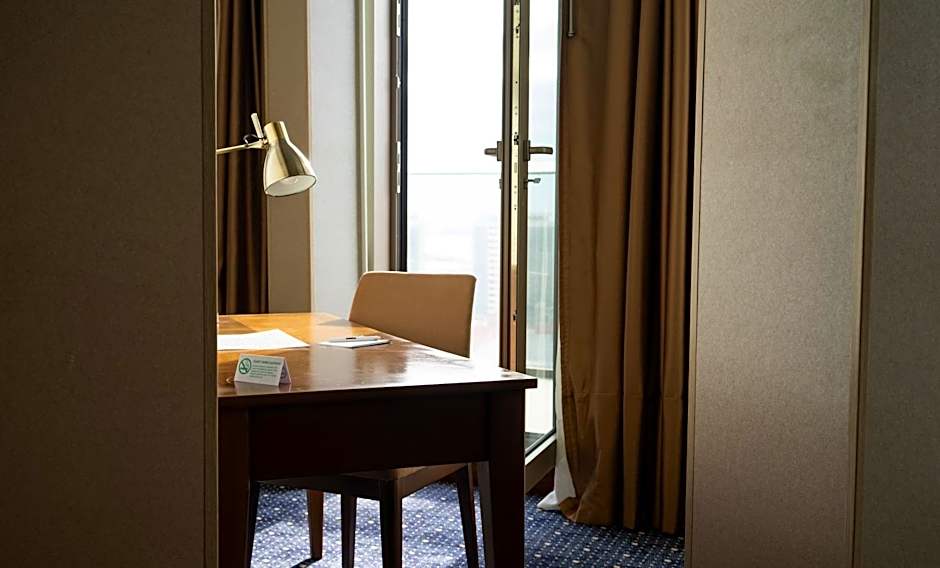 Parkside Hotel & Apartments