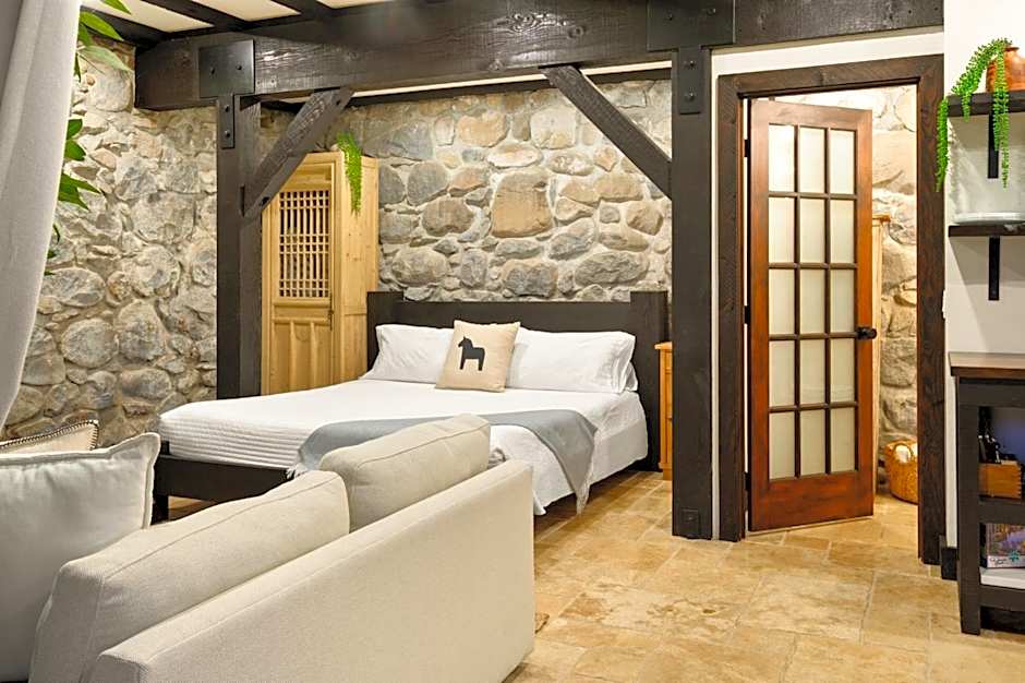 Horsefeathers Hotel