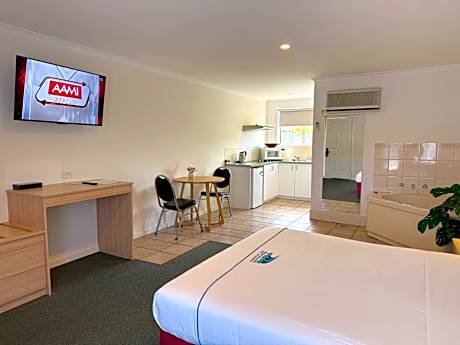 Studio with Spa Bath